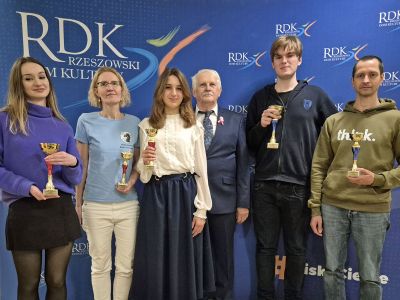 Zwycięzcy XVII Mistrzostw Rzeszowa w Szachach z Dyrektorem Turnieju Romanem Wąsikiem (fot. RDK)